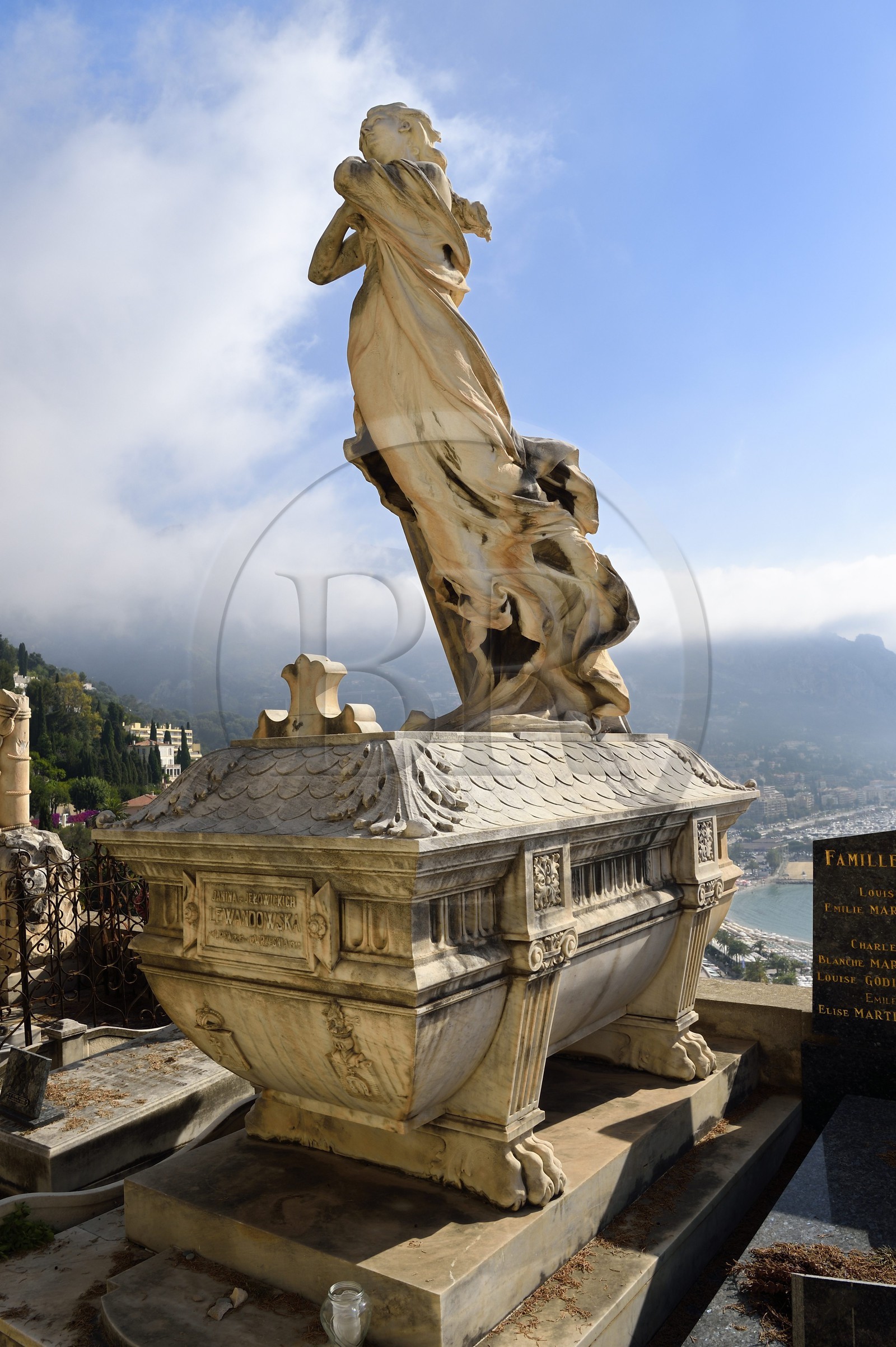 France, Alpes-Maritimes (06), Menton, la vieille ville, le cimetière du Vieux-Chateau, cimetière marin, le mausolée de la princesse polonaise Janina Jelowickich Lewandowska, la statue qui le surplombe représente l'envol d'une jeune femme hors de son cercueil