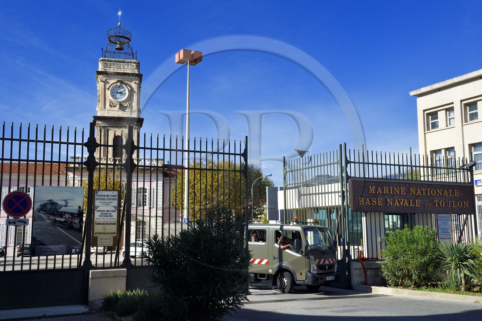 France, Var (83), Toulon, entrée de l'Arsenal côté ville et la Tour de l'Horloge