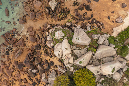 France, Côtes-d'Armor (22), Côte de Granit Rose, Trégastel, Ile Renote, randonneurs dans le chaos granitique (vue aérienne)