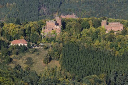 France, Bas-Rhin (67), Klingenthal, les châteaux d'Ottrott de Rathsamhausen et de Lutzelbourg et la maison forestière (photo aérienne)
