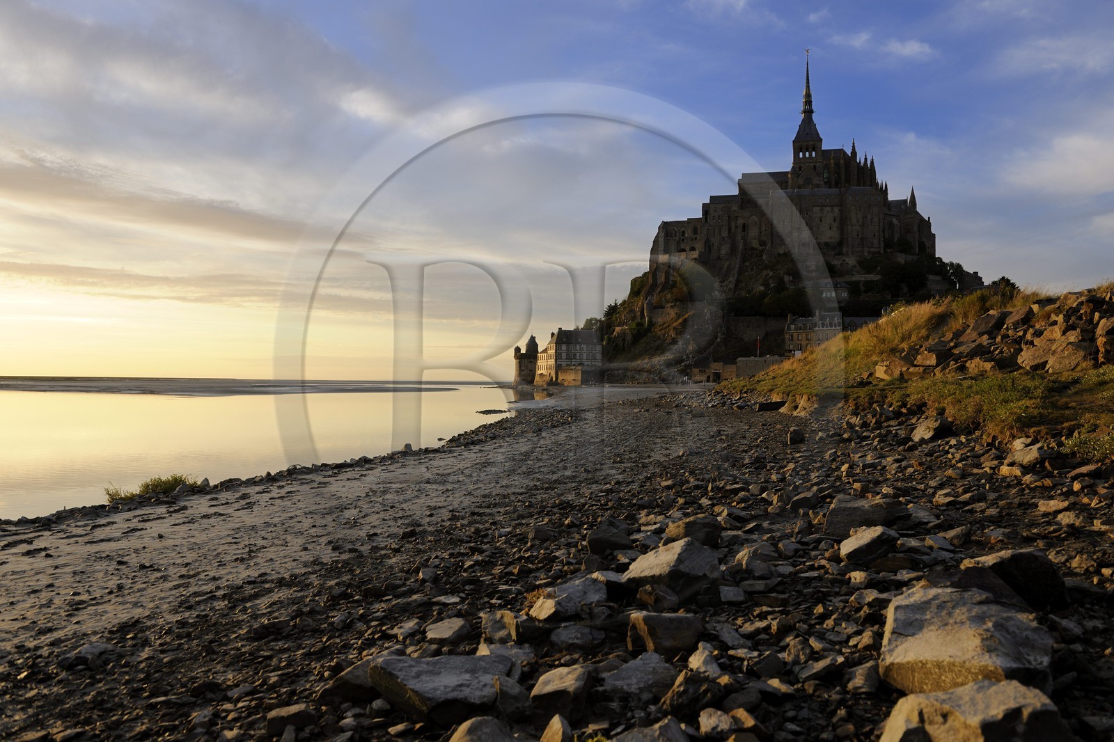 France, Manche (50), Mont-Saint-Michel, classé Patrimoine Mondial de l'UNESCO, et le Couesnon