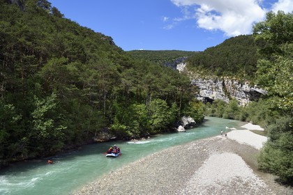 France, Alpes de Haute Provence, Parc Naturel Régional du Verdon, Rougon, rafting at the Clue (water gap) de Carajuan at the entrance to the Gorges du Verdon