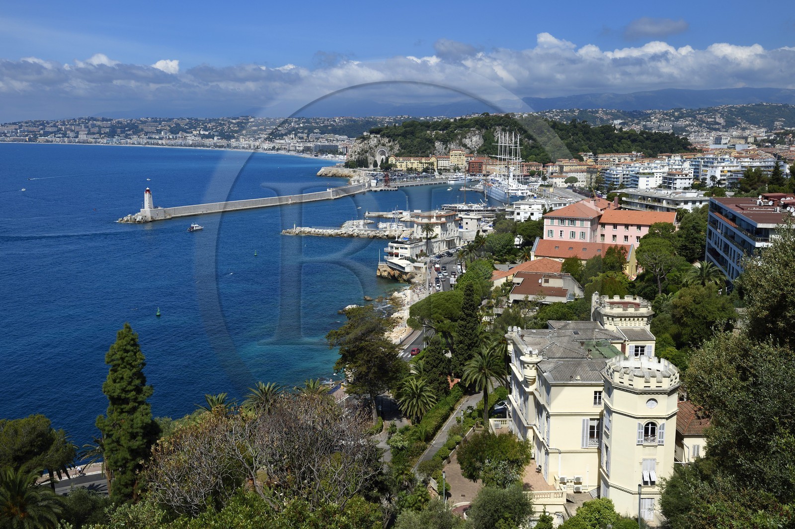 France, Alpes-Maritimes (06), Nice, la Baie des Anges, l'entrée du port et la Villa La Côte qui abrite le tribunal administratif en premier plan