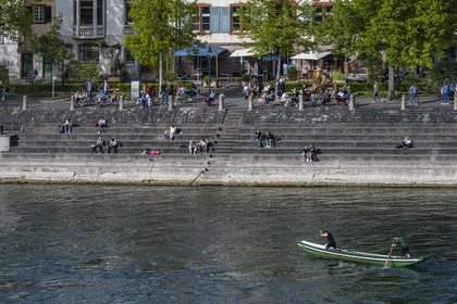 Suisse, Bâle, quartier du Petit Bâle sur la rive droite du Rhin, grande barque à fond plat appelée weidling, c'est aussi un sport