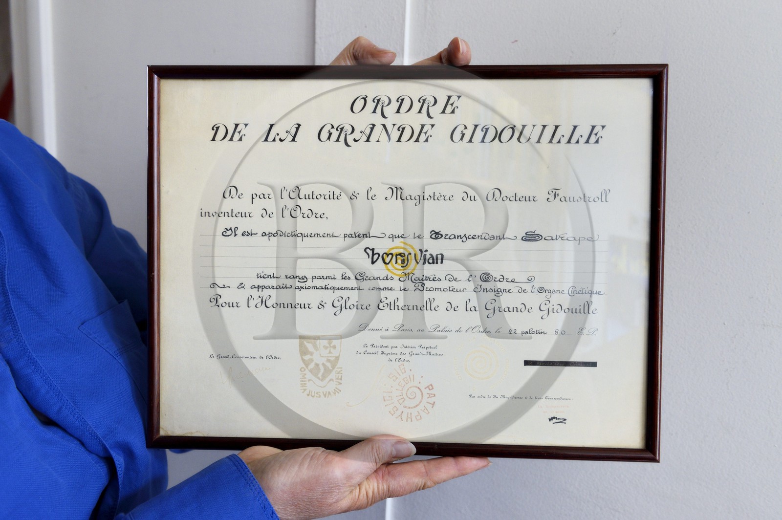 Paris (75), Cité Véron au 94 Bd de Clichy, appartement de Boris Vian, diplome de pataphysique et de l'ordre de la Grande Gidouille donné en 1956 à Vian