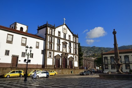 Portugal, Ile de Madère, Funchal, praca do municipio, église Saint-Jean-l'Evangéliste (Igreja de Sao Joao Evangelista) ou église du Collège des Jésuites