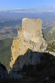 France, Aude (11), Pays Cathare, le château de Quéribus et la chaine des Pyrénées