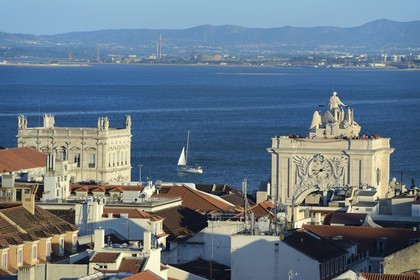 Portugal, Lisbonne, quartier de Baixa pombalin, Arc de Triomphe de la Rua Augusta (Arco da Rua Augusta) sur la Praca do Comercio (Place du Commerce)