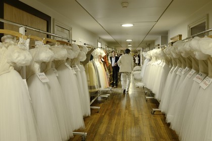 France, Paris (75), Opéra Garnier, les ateliers du costume, costumes en attentes dans un corridor