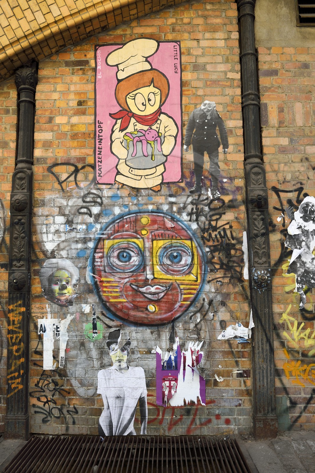 Allemagne, Berlin, Berlin-Mitte, street art de l'artiste El Bocho dans Dircksenstrasse sous le metro aérien