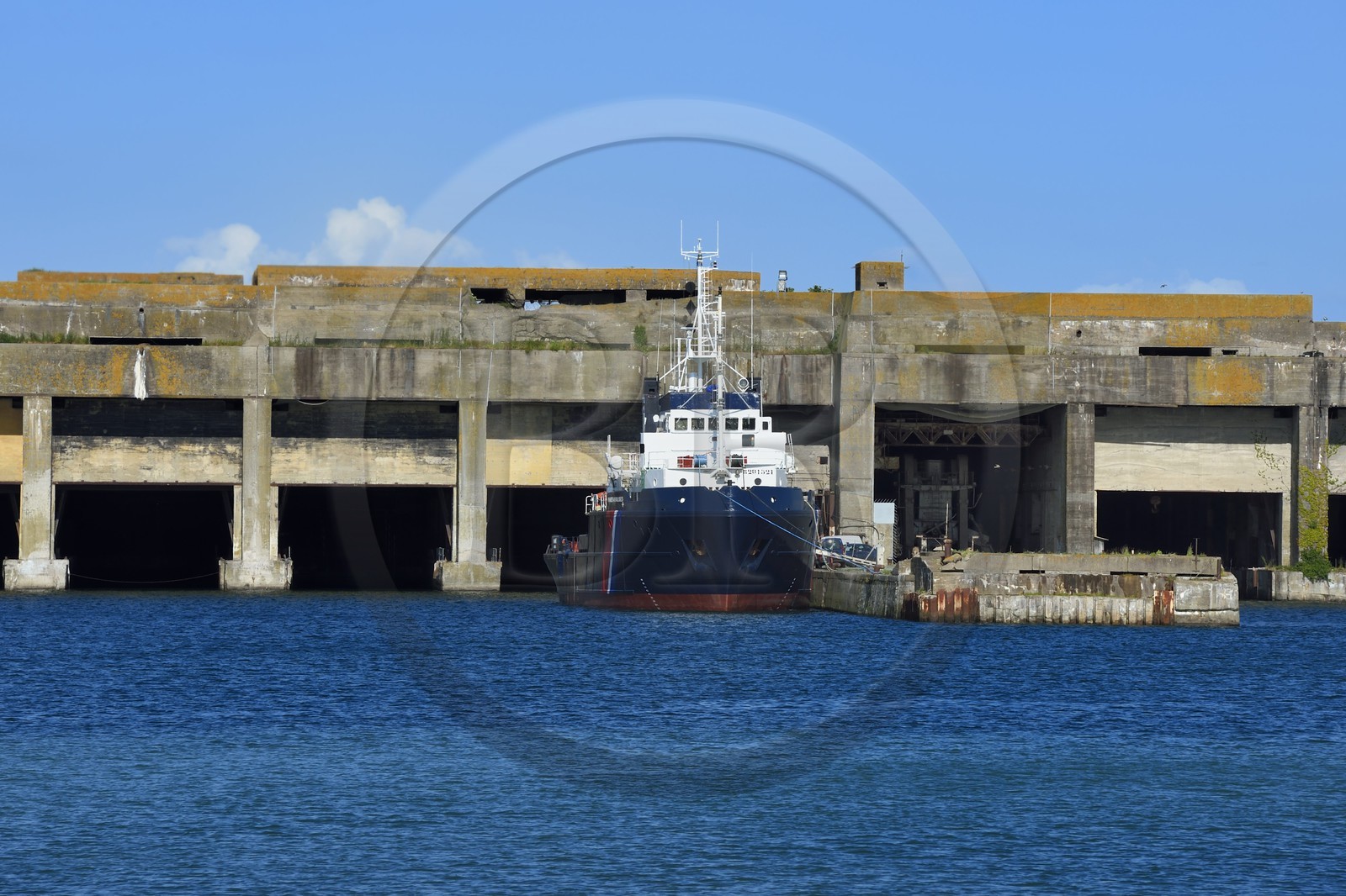 France, Charente-Maritime (17), La Rochelle, le Port Atlantique La Rochelle, port de commerce, les anciennes bases sous-marines vestige de la Seconde Guerre mondiale dans le bassin à Flot