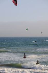 United States, California, kitesurf on a beach next to Highway n°1 south to San Fransisco