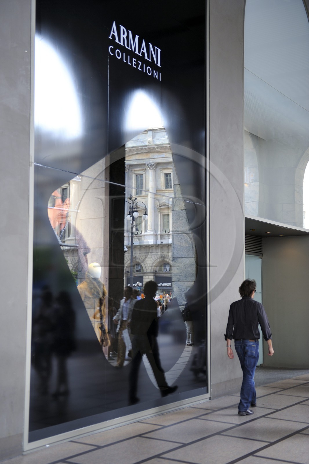 Italie, Lombardie, Milan, Piazza del Duomo, galerie commercante sous les arcades, les Grands Magasins La Rinascente
