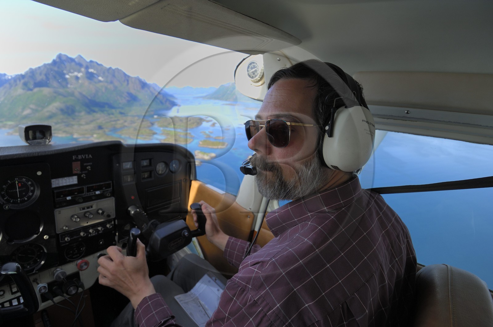 Norvège, Nordland, Iles Lofoten, pilote de cesna 172 (vue aérienne)