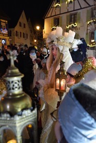 France, Haut-Rhin (68), Eguisheim, le Christkindel avec sa couronne de bougies et les anges accompagnent les nombreux enfants tenant leurs lampions pour la Procession des Lumières dans les ruelles de la ville, elle rend hommage à Sainte-Lucie, l'un des personnages traditionnels du Noël alsacien