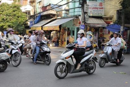 Vietnam, Hanoï, circulation en moto dans la vieille ville