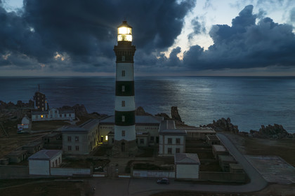 France, Finistère (29), Mer d'Iroise, Ile d'Ouessant, le phare du Créac’h éclairant la nuit (vue aérienne)