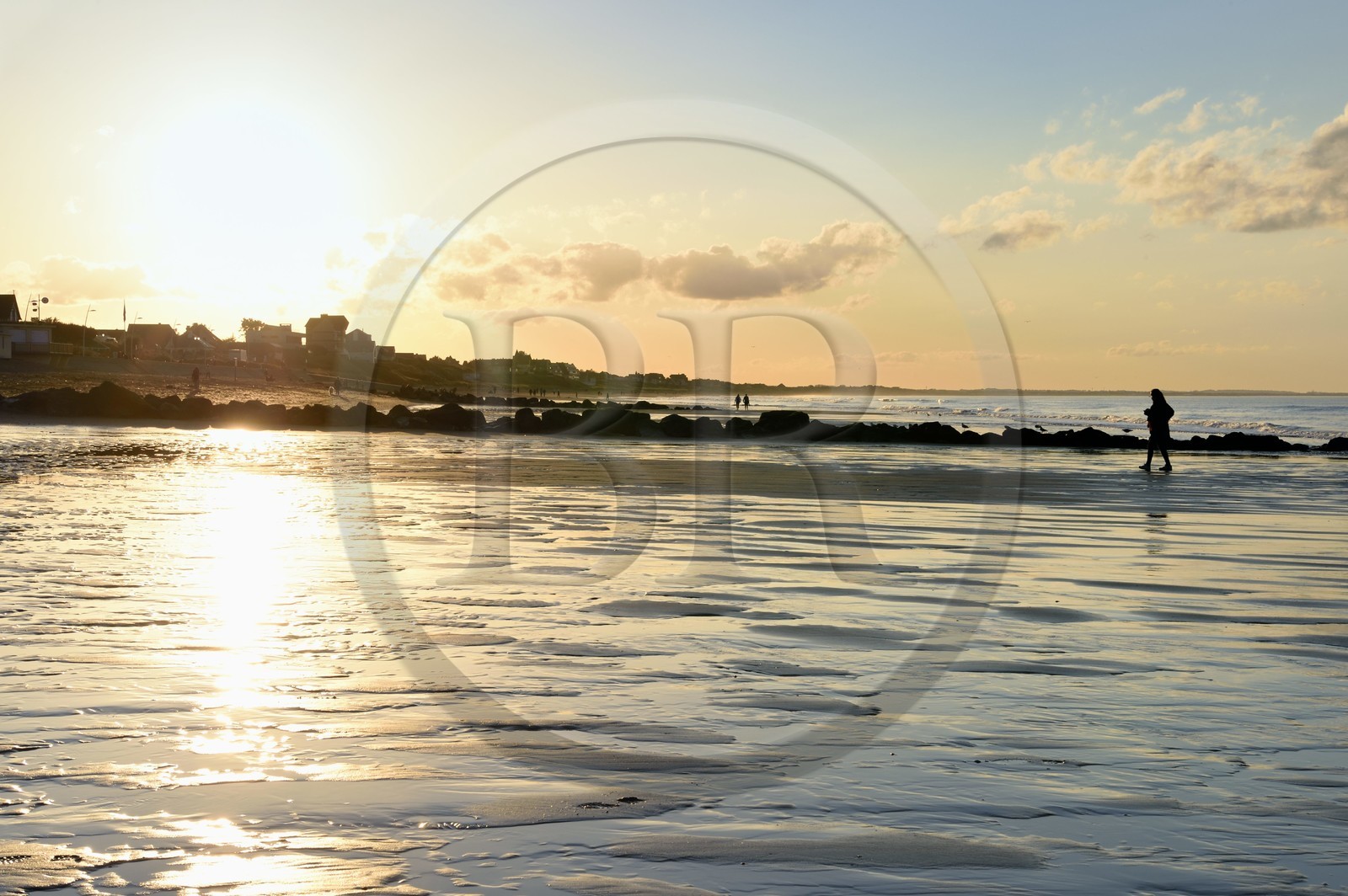 France, Calvados (14), Pays d'Auge, la côte Fleurie, Cabourg, promenade au coucher de soleil sur la plage de la station balnéaire