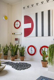 France, Paris (75), l'artiste plasticien Jean-Pierre Raynaud dans son appartement atelier