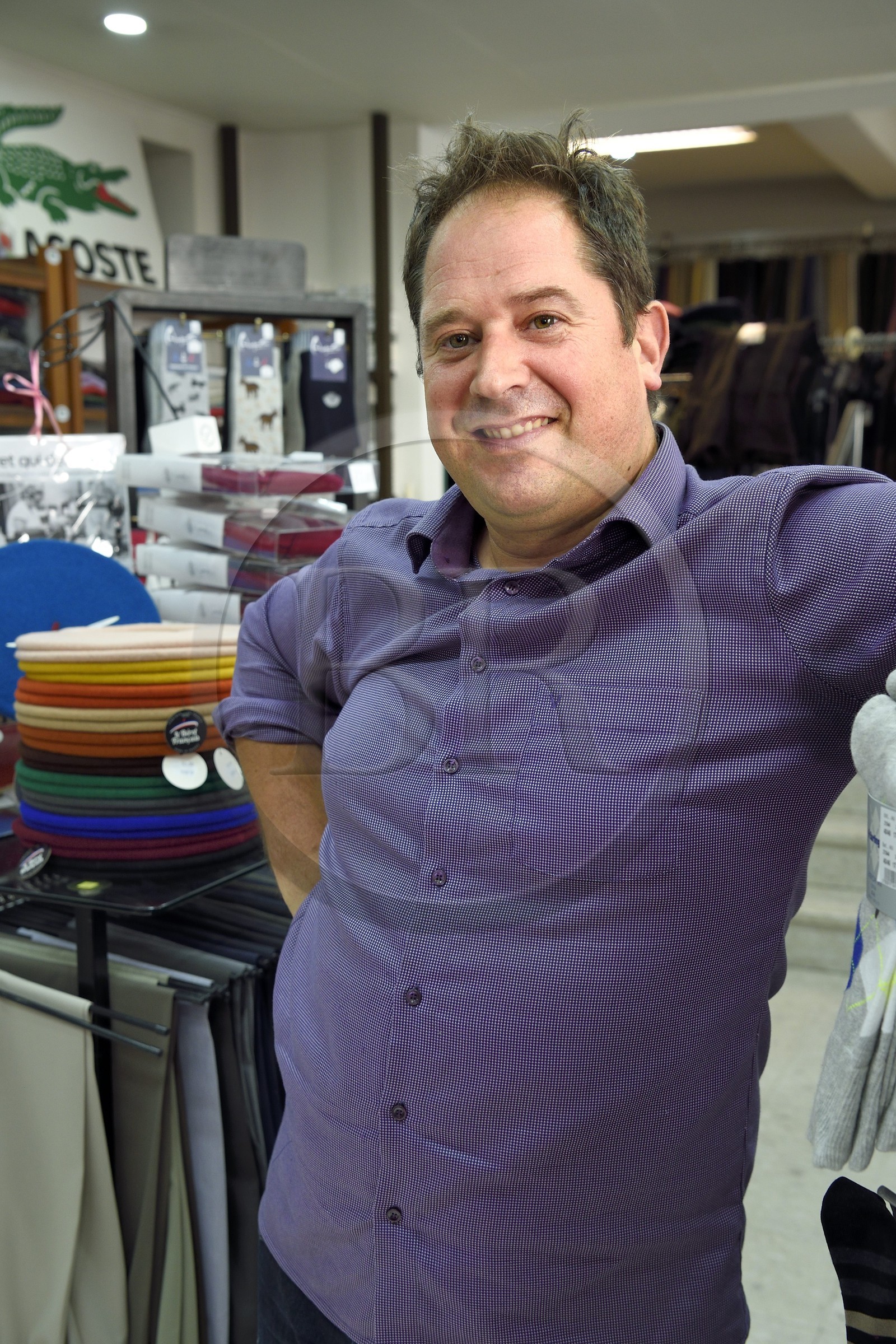 France, Pyrénées-Atlantiques (64), Pays-Basque, Saint-Jean-Pied-de-Port, l'ancien champion de pelote grand chistera Michel Cavier dans la boutique de vêtements de son père Jean Cavier