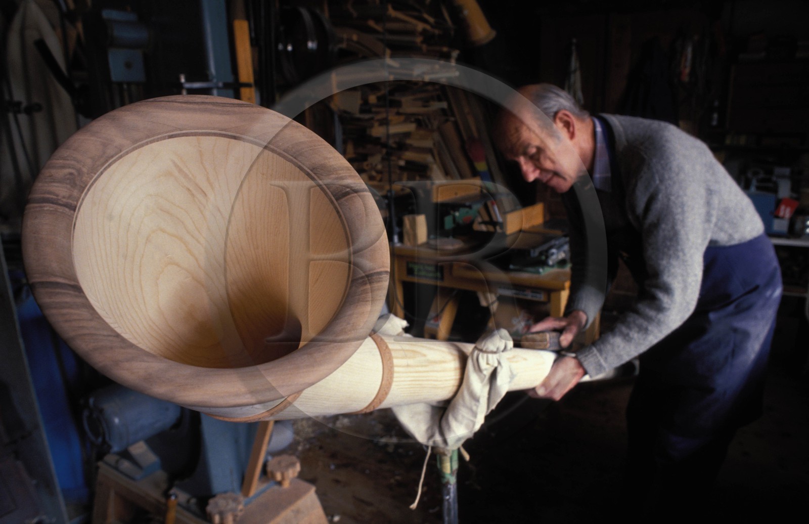 Suisse, région de Bern (Oberland Bernois), Saanenland, Gstaad, fabrication d'un cor des Alpes