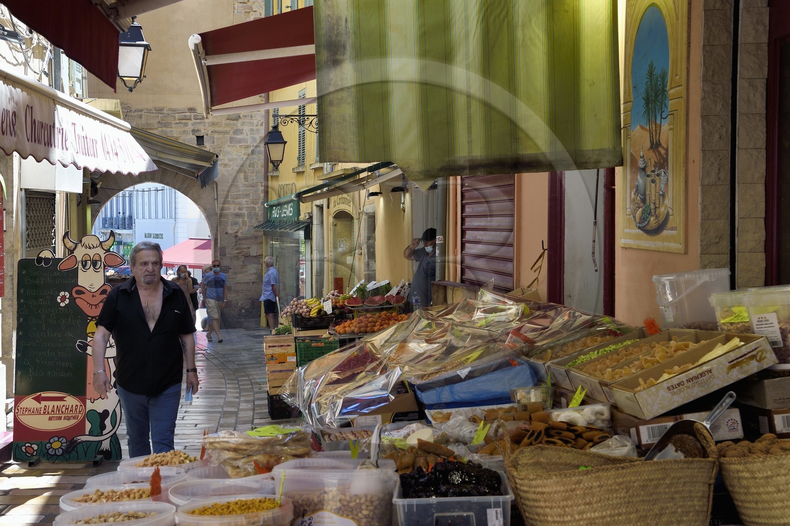 France, Var (83), Hyères, vieille ville, étal d'épicerie dans la rue Massillon et porte Massillon en arrière plan