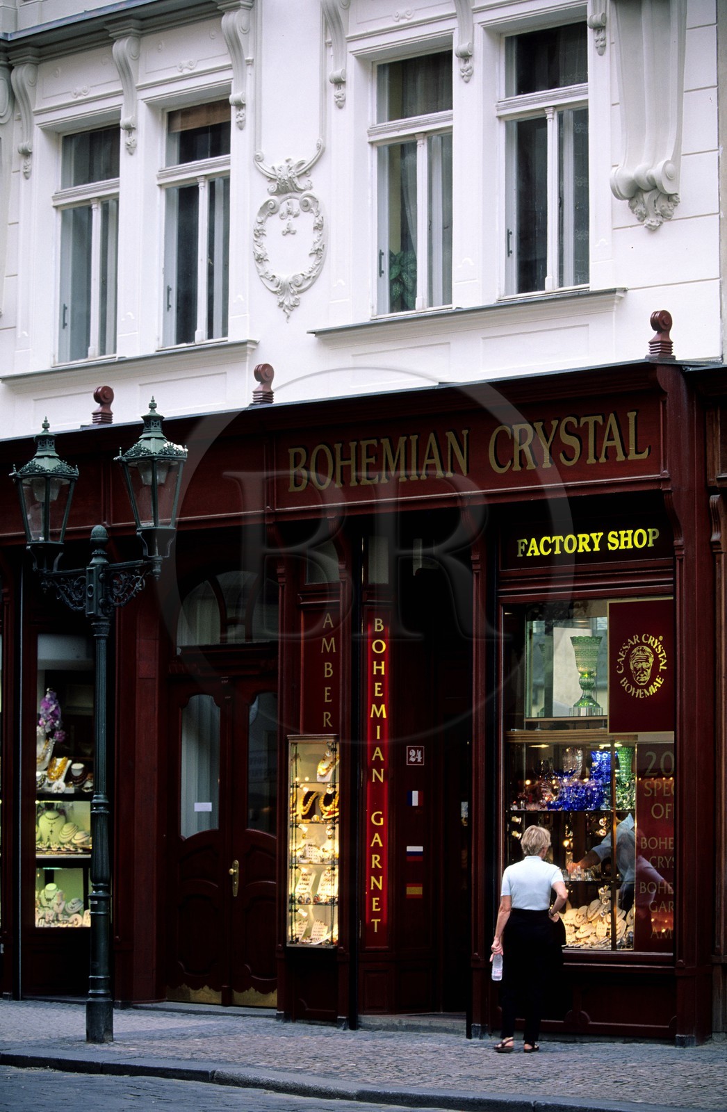 République Tchèque, Prague, quartier de Staré Mesto, la boutique de cristal de Bohème dans la rue Karlova