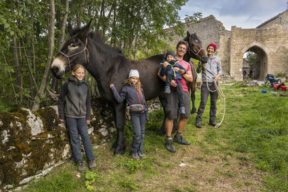 France, Aveyron (12), Causses et les Cévennes, paysage culturel de l'agro-pastoralisme méditerranéen, classés Patrimoine Mondial de l'UNESCO, la famille Robin fait escale dans son tour de France (partiel) à pied à La Couvertoirade, labellisé Les Plus Beaux Villages de France