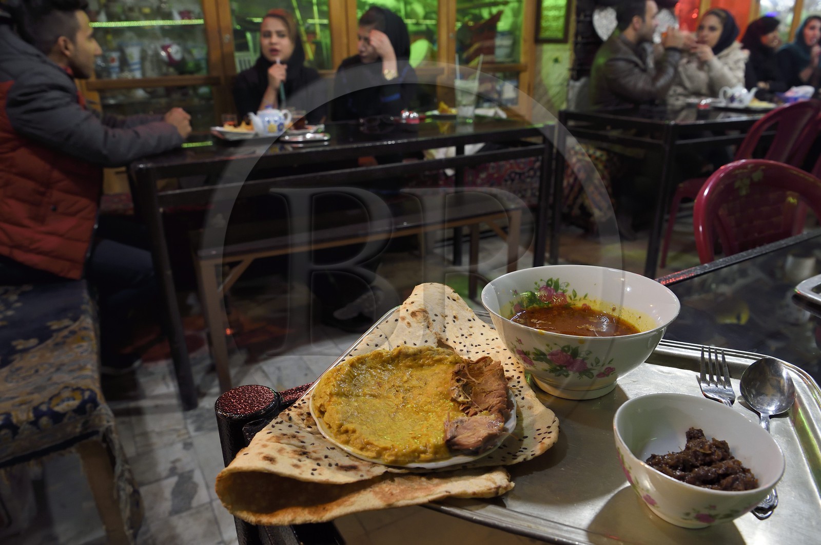 Iran, province d'Ispahan, Ispahan, la maison de thé et restaurant Chai Khaneh Azadegan, le plat qui se nomme Ab ghousht