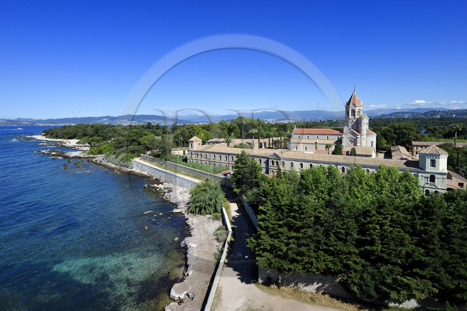 France, Alpes-Maritimes (06), Cannes, Iles de Lérins, Ile de Saint-Honorat, Abbaye de Lérins, l'église abbatiale et le monastère
