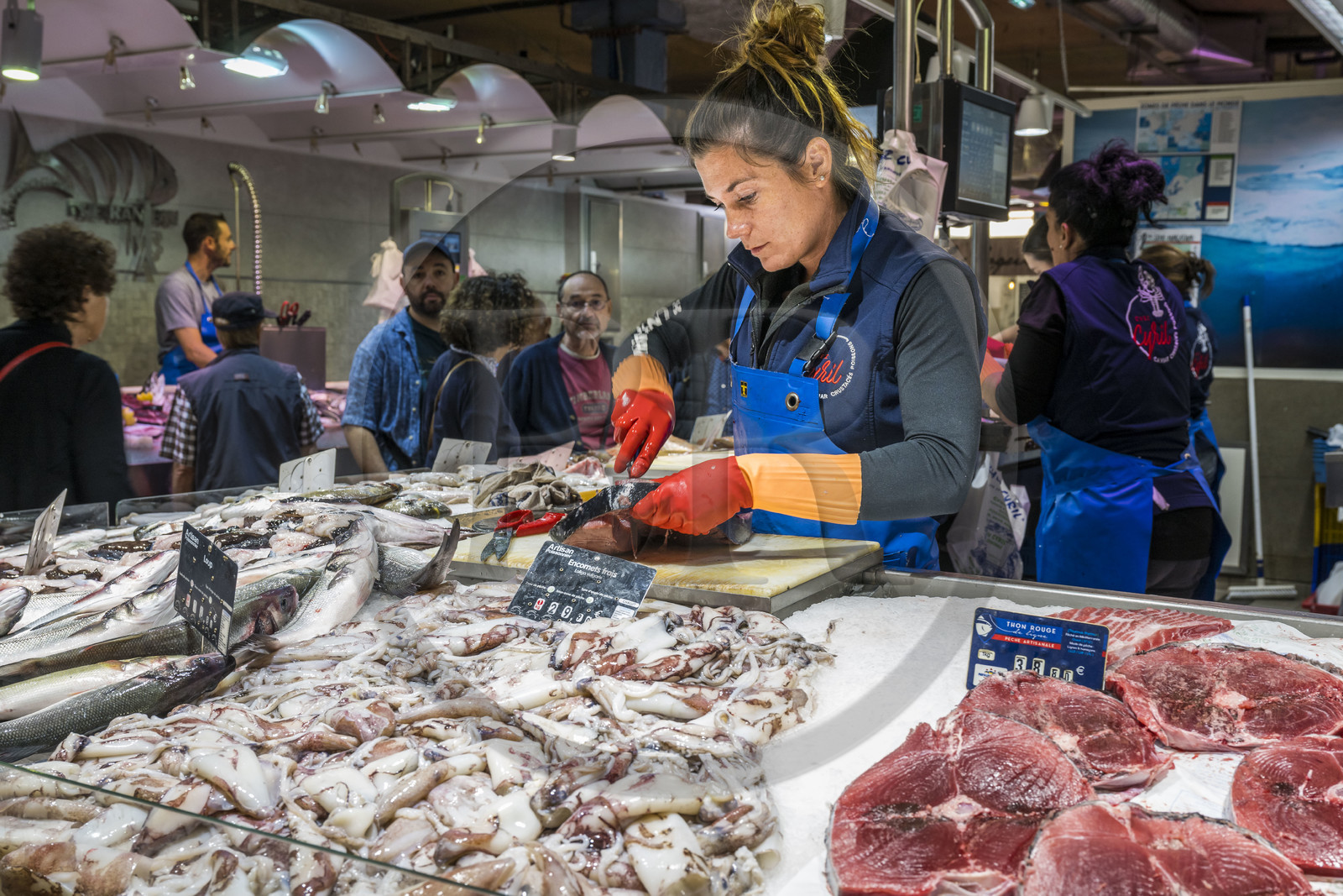 France, Hérault (34), Sète, Les Halles, marché couvert, Carla prépare le poisson à l'étal du poissonnier Chez Cyril