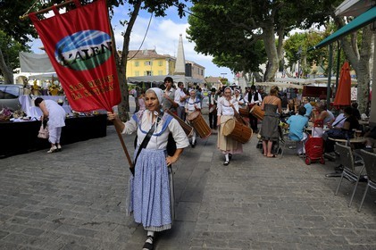 France, Var (83), Provence Verte, Saint-Maximin-la-Sainte-Baume, défilé d'une troupe provencale le jour de marché