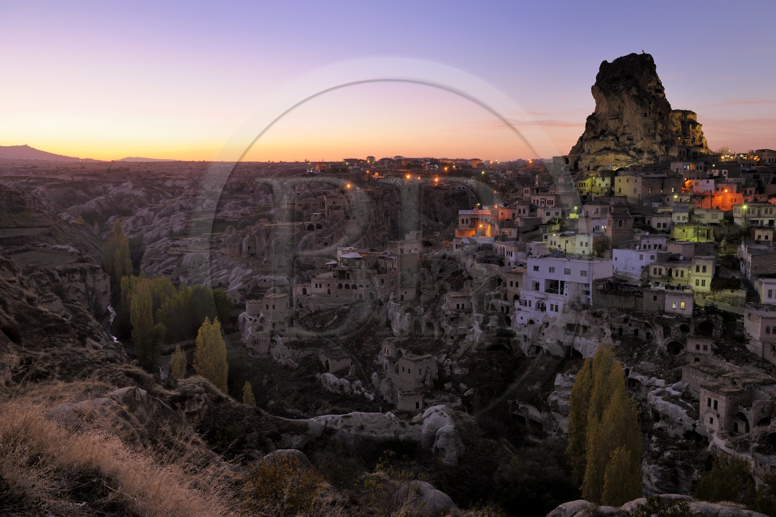 Turquie, Anatolie Centrale, province de Nevsehir, Cappadoce classée Patrimoine Mondial de l'UNESCO, village d' Ortahisar à la tombée de la nuit
