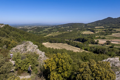 France, Vaucluse (84), Dentelles de Montmirail, Beaumes-de-Venise, randonneurs sur le plateau des Courens (vue aérienne)