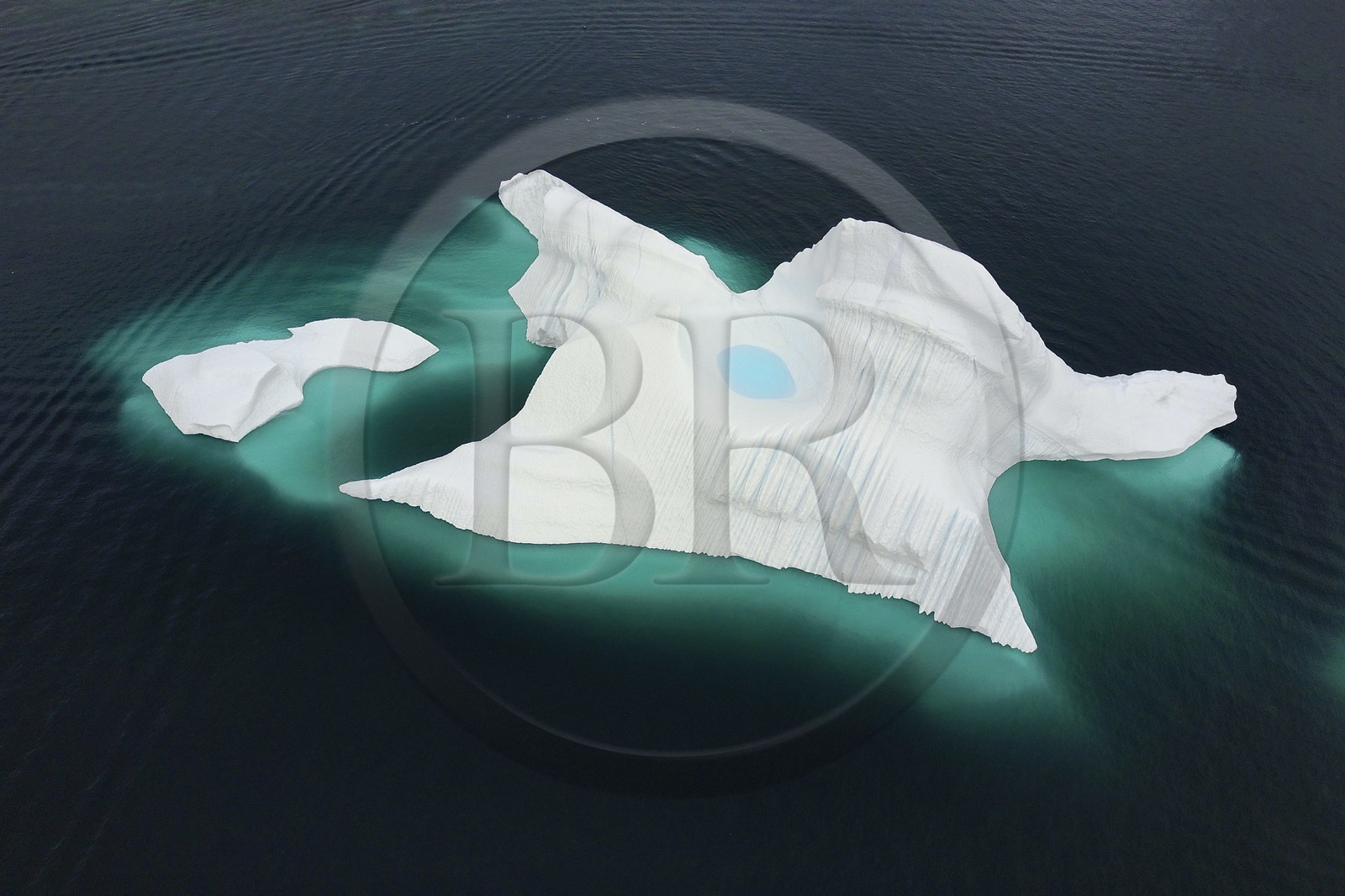 Groenland, cote ouest, fjord Uummannaq, iceberg avec un petit lac (vue a