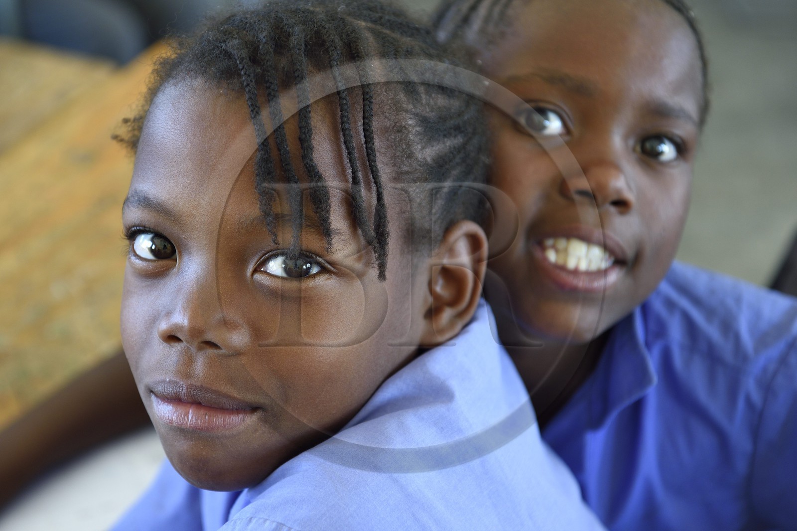 Namibie, région de Erongo, Damaraland, le Spitzkoppe dans le désert du Namib, Ecole primaire de Katora (Katora Primary School), jeunes filles dans la salle de classe grade 4 (autour de 11 ans)