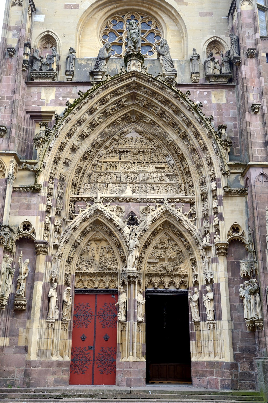 France, Haut-Rhin (68), Thann, la collégiale Saint-Thiebaut, le portail principal