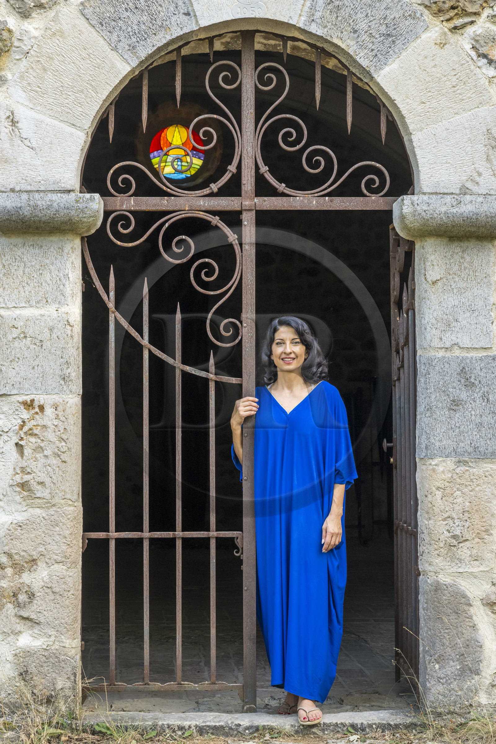 France, Var (83), Provence Verte, Bras, vers Saint-Maximin-la-Sainte-Baume, la maison d'hotes Le Peyrourier - une campagne en Provence, l'artiste musicienne Yasi Zandi devant l'ancienne chapelle templière reconstruite