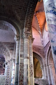 France, Haute-Loire (43), Brioude, la Basilique Saint-Julien de Brioude de style roman auvergnat, piliers de la nef surmontées de chapiteaux ornés de motifs et recouverts de fresques
