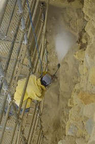 France, Indre et Loire (37), Vallée de la Loire classée Patrimoine Mondial de l' UNESCO, Chinon, le château, restauration des remparts du fort Saint-Georges