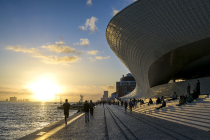 Portugal, Lisbonne, quartier de Belem, MAAT (Musée d'Art, Architecture et Technologie ou Museu de Arte, Arquitetura e Tecnologia) sur les bords du Tage, inauguré en 2016 et conçu par l'architecte britannique Amanda Levete