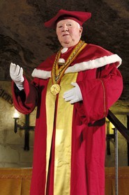 France, Indre et Loire (37), Chinon, les Caves Painctes, confrérie des bons entonneurs rabelaisiens lors du Chapitre de la Fleur, le grand prieur Jean Méré