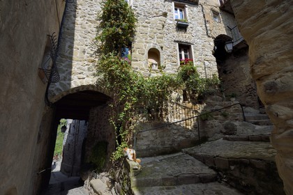 France, Alpes-Maritimes (06), Coaraze, labellisé Les Plus Beaux Villages de France, pontis (passage couvert) à l'entrée du village