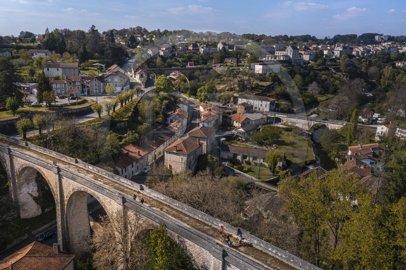 France, Dordogne (24), Périgord Vert, Nontron, cyclistes faisant la véloroute la Flow Vélo sur l'ancien viaduc ferroviaire qui traverse la vallée du Bandiat, la ville en arrière plan (vue aérienne)