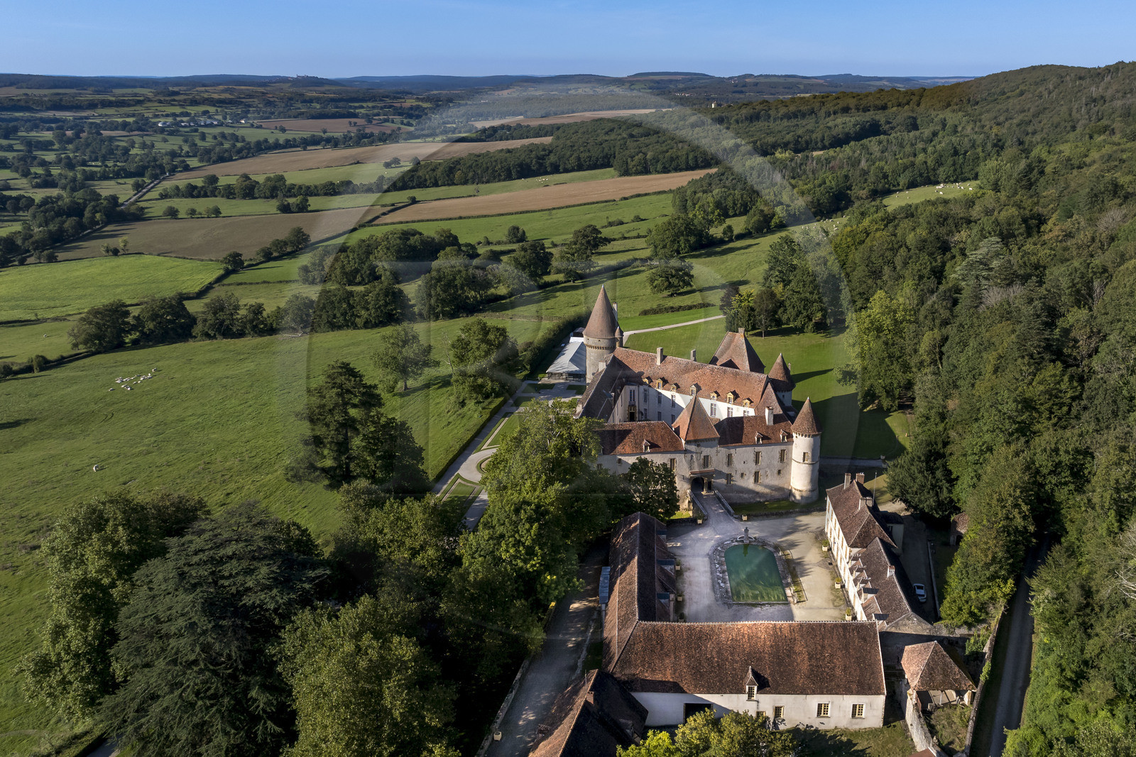 France, Nièvre (58), Parc naturel régional du Morvan, Bazoches, le chateau de Bazoches qui fut propriété du maréchal Sébastien le Prestre de Vauban, vézelay et sa basilique en arrière plan sur la gauche (vue aérienne)
