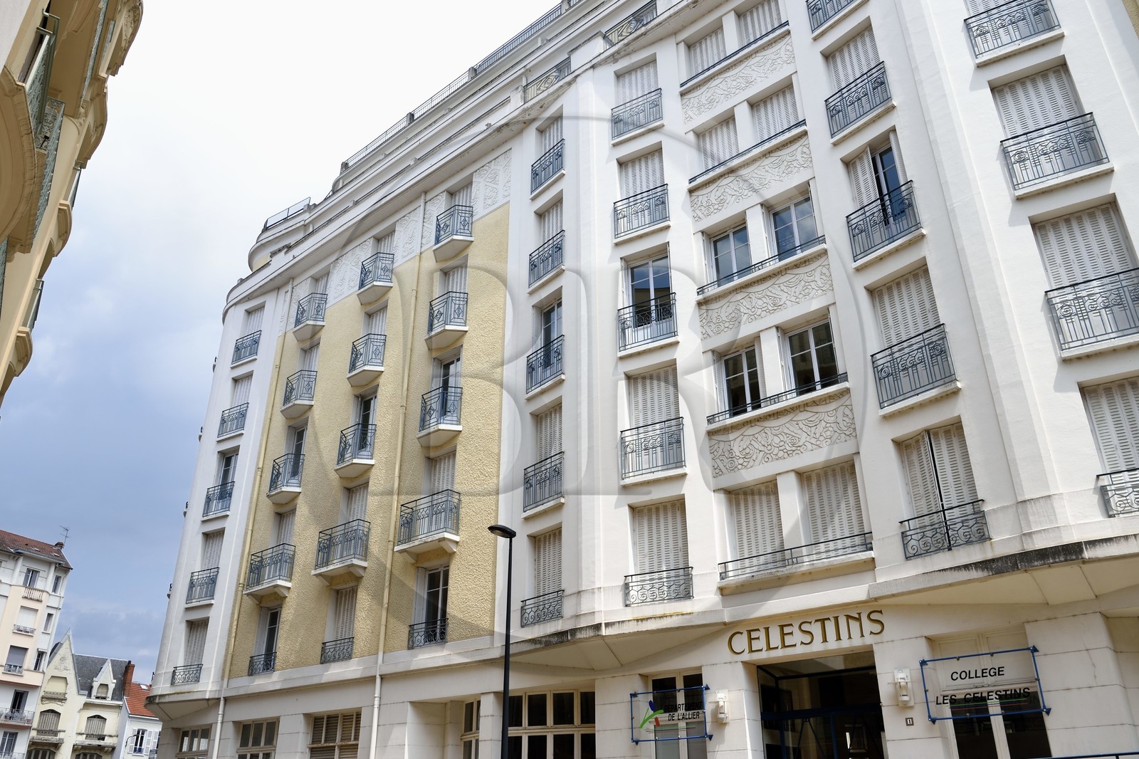 France, Allier (03), Vichy, l’ancien Hotel des Célestins devenu Lycée des Célestins, en forme de paquebot et de style Art Déco