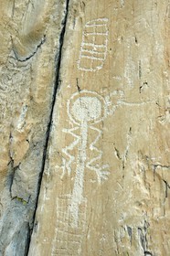 France, Alpes-Maritimes, parc national du Mercantour (Mercantour National Park), the Vallee des Merveilles (Valley of Wonders) scattered with thousands of rupestral engravings of the Bronze Age, Pas de l'Arpette (Arpette pass), the engraving called the zigzag arm Anthropomorphous and a checkerboard-like figure that could symbolize cultivated fields at the top