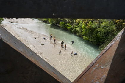 France, Vaucluse (84), Jonquières, passerelle sur l'Ouveze sur la véloroute Via Venaissia aménagée sur une ancienne voie ferrée
