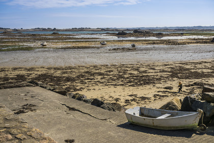 France, Côtes-d'Armor (22), Côte d'Ajoncs, Plougrescant, la plage de Porz Hir ou Pors-hir  à marée basse, sur le chemin de Grande Randonnée GR 34