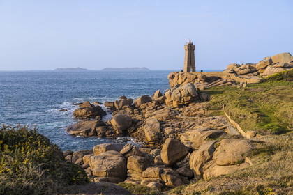 France, Côtes-d'Armor (22), Côte de Granit Rose, Perros-Guirec, Ploumanac'h, pointe de Skewell (Squéouel), le phare de Mean Ruz sur le sentier des Douaniers aussi chemin de Grande Randonnée GR 34